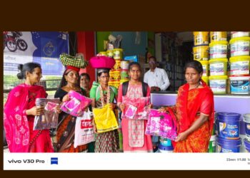 तुळजापूरला दर्शनासाठी पायी जाणाऱ्या भाविकांना साडी वाटप