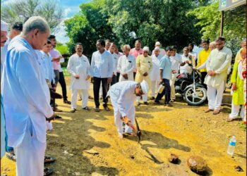 लोहारा तालुक्यातील सालेगाव, सास्तुर येथे रस्त्यांच्या कामाचे भूमिपूजन