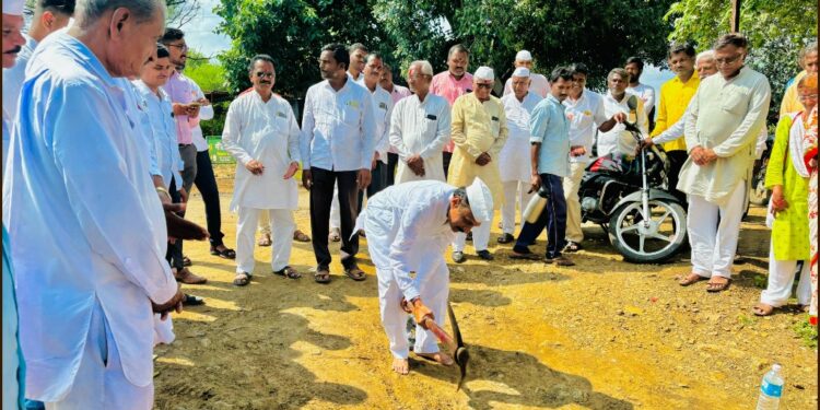 लोहारा तालुक्यातील सालेगाव, सास्तुर येथे रस्त्यांच्या कामाचे भूमिपूजन