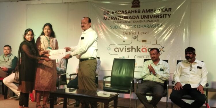 आयेशा सय्यद हिने मिळवले आविष्कार स्पर्धेत यश