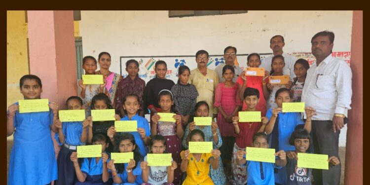 विद्यार्थ्यांनी नातेवाईकांना पत्र पाठवून केले मतदान करण्याविषयी आवाहन