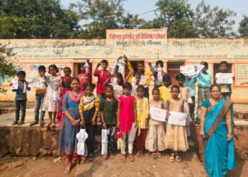 विद्यार्थ्यांनी दीपावली निमित्त बनवले आकाश कंदील, शुभेच्छा कार्ड