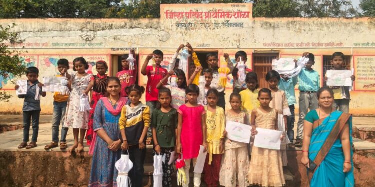 विद्यार्थ्यांनी दीपावली निमित्त बनवले आकाश कंदील, शुभेच्छा कार्ड