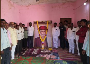 लोहारा येथे महात्मा फुले यांना स्मृती दिनानिमित्त अभिवादन