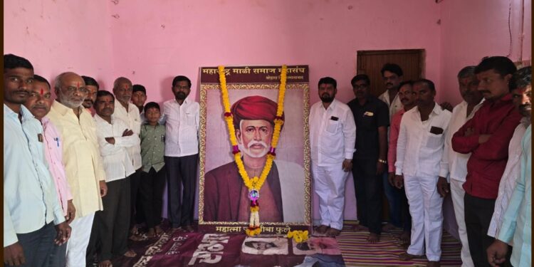 लोहारा येथे महात्मा फुले यांना स्मृती दिनानिमित्त अभिवादन