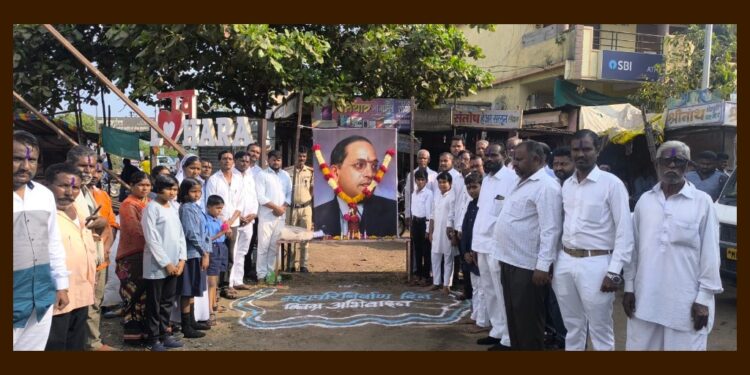 लोहारा शहरात महापरिनिर्वाण दिनानिमित्त डॉ. बाबासाहेब आंबेडकर यांना अभिवादन