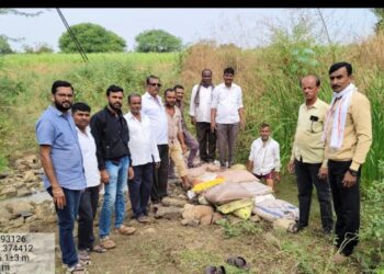 आष्टा कासार येथे कृषी विभाग व ग्रामस्थांच्या श्रमदानातून वनराई बंधारा