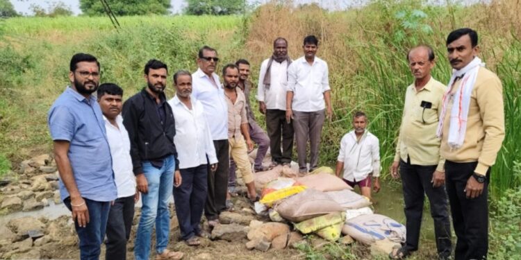 आष्टा कासार येथे कृषी विभाग व ग्रामस्थांच्या श्रमदानातून वनराई बंधारा