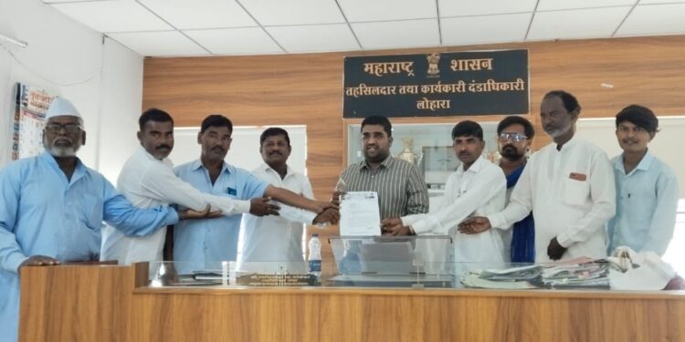 संविधानाच्या प्रतिकृतीची मोड तोड करून नासधूस करणाऱ्या समाजकंठकाला कठोर शिक्षा करण्यात यावी; निवेदनाद्वारे मुख्यमंत्री यांच्याकडे केली मागणी