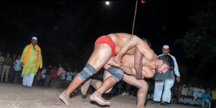 माकणी येथील सिद्धेश्वर यात्रेत कुस्त्यांची दंगल – माकणीच्या राम कुसळकरने जिंकली अंतिम कुस्ती