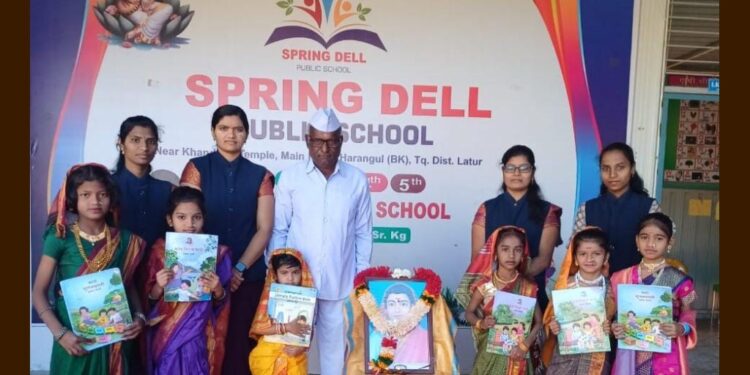 हरंगुळ येथील स्प्रिंग डेल पब्लिक स्कुलमध्ये सावित्रीबाई फुले जयंती साजरी