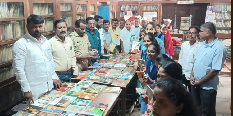 लोहारा येथील लोकवाचनालयात वाचन संकल्प महाराष्ट्राचा अभियान