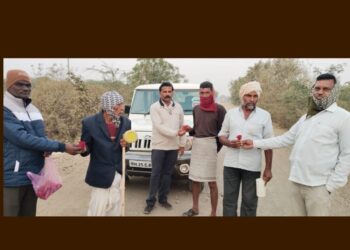 गुड मॉर्निंग पथकाने ११ ग्रामस्थांना गुलाब पुष्प देवुन केले प्रबोधन