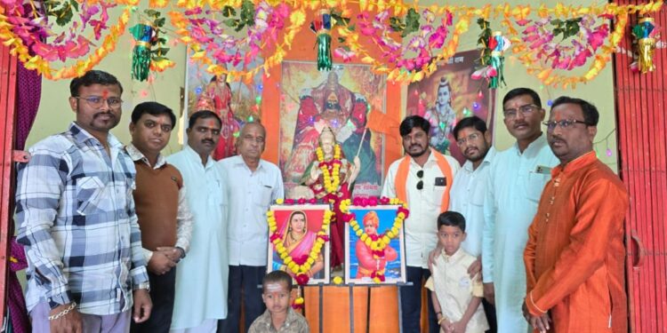 लोहारा शहरात जिजाऊ व स्वामी विवेकानंद यांची जयंती साजरी