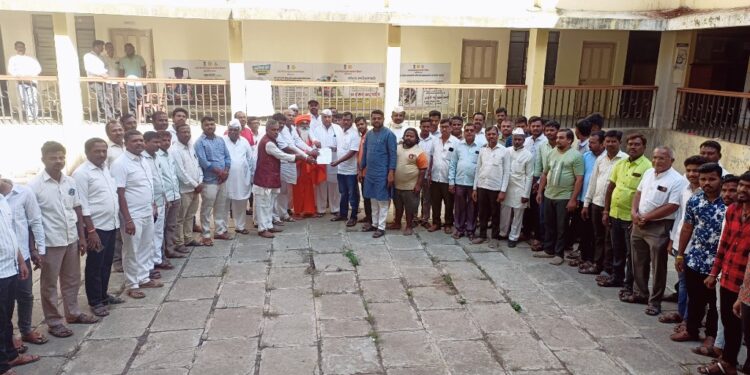 महात्मा बसवेश्वर महाराजांच्या पुतळा विटंबन प्रकरणाच्या निषेधार्थ लोहारा शहर कडकडीत बंद