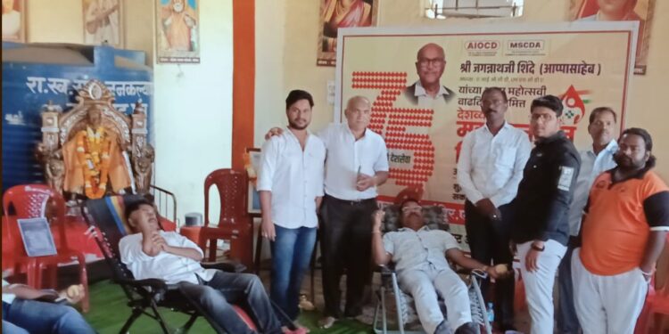 ऑल इंडिया केमिस्ट अँड ड्रगिस्टचे अध्यक्ष जगनाथ आप्पा शिंदे यांचा ७५ व्या वाढिवसानिमित्त लोहाऱ्यात रक्तदान शिबीर