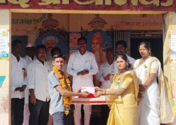 होळी जिल्हा परिषद शाळेत ध्वजारोहण व स्पर्धेचे बक्षीस वितरण