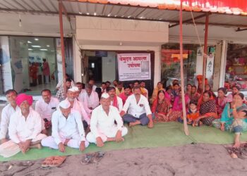 साठवण तलावातील पाणी शेतीसाठी बंद केल्या प्रकरणी परवानाधारक शेतकऱ्यांचे उपोषण सुरू