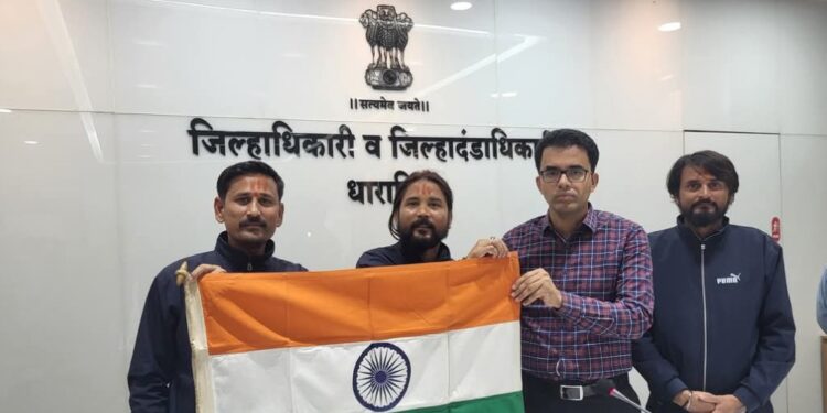 पर्यावरण वाचवण्यासह मुली वाचवा मुली शिकवा संदेश देत ११ देशांत पायी भ्रमंती – तब्बल ४.४८ लाख किलोमीटर प्रवास करत उत्तर प्रदेशातील तरुणांचा चमू धाराशिव जिल्ह्यात दाखल