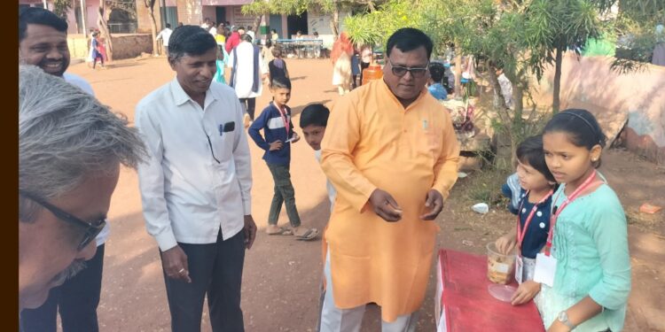 लोहारा येथील जिल्हा परिषद शाळेत बाल आनंद मेळावा