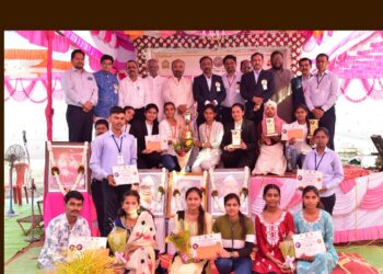 माकणी येथील वाद-विवाद स्पर्धेत लोहारा येथील भानुदासराव चव्हाण महाविद्यालयाचा संघ प्रथम