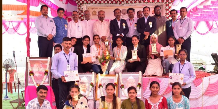 माकणी येथील वाद-विवाद स्पर्धेत लोहारा येथील भानुदासराव चव्हाण महाविद्यालयाचा संघ प्रथम