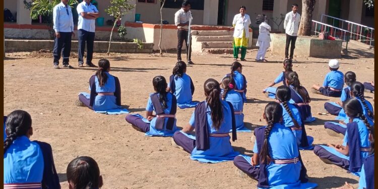 स्पर्श रुग्णालयाच्या वतीने करजखेडा येथील जिल्हा परिषद शाळेत विद्यार्थ्यासाठी रक्तगट तपासणी शिबिर संपन्न