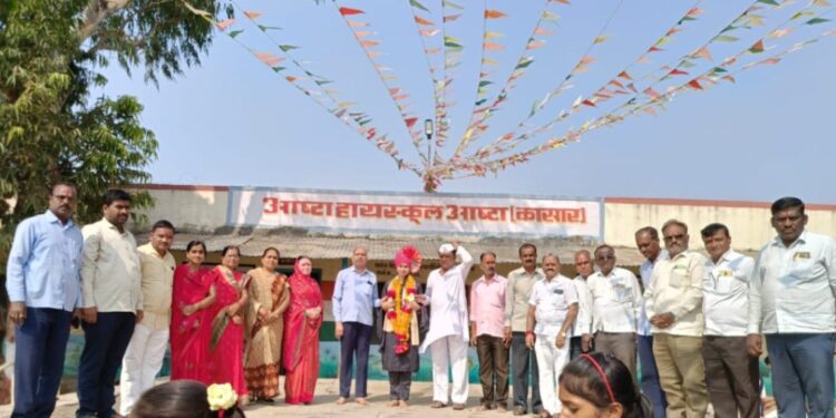 पोलीस दलात निवड झाल्याबदल आष्टा हायस्कूल येथे ऐश्वर्या गाडेकर हीचा सत्कार