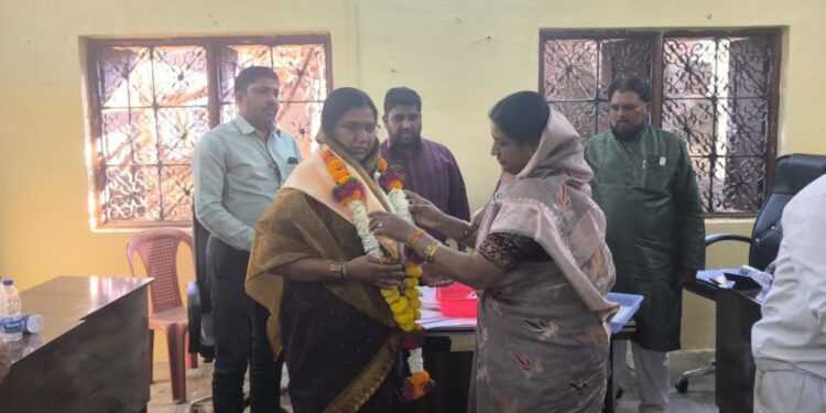 लोहारा नगरपंचायतीच्या सार्वजनिक आरोग्य, स्वच्छता व दिवाबत्ती समितीच्या सभापती पदी कमल भरारे यांची निवड