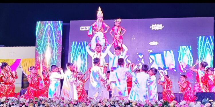 धानुरी येथील विद्यामाता इंग्लिश स्कूलचे वार्षिक स्नेहसंमेलन मोठ्या उत्साहात साजरा