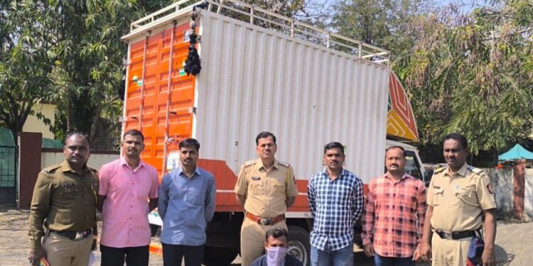 विक्रीसाठी घेऊन जात असलेला प्रतिबंधित पानमसाला व सुगंधी सुपारी लोहारा पोलिसांनी पकडला; २३ लाख ७२ हजार रुपयांचा मुद्देमाल जप्त