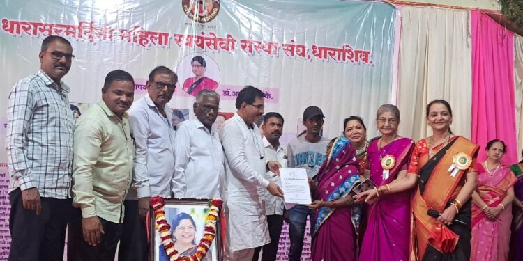 शुभांगी सगर हिच्या शिक्षणासाठी धारासुरमर्दिनी संघाकडून आर्थिक मदत