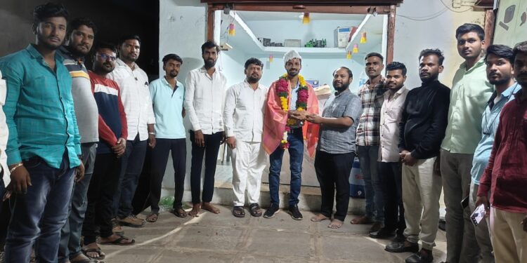 हणमंत रसाळ याचा मित्र परिवाराच्या वतीने सत्कार