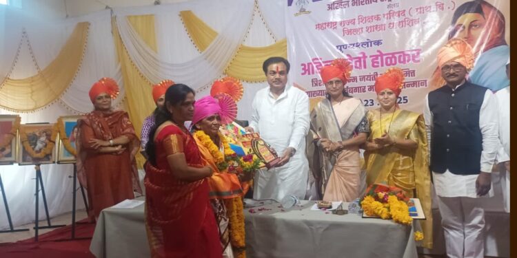 माकणी येथील उच्चशिक्षित कुटुंब घडवणारी संघर्षशील आणि प्रेरणादायी माता ‘आदर्श माता – आदर्श नारी’ पुरस्काराने सन्मानित