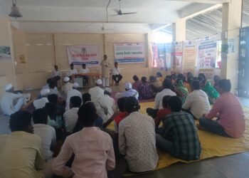 लोहारा तालुक्यातील राजेगाव येथे कायदेविषयक जनजागृती शिबीर