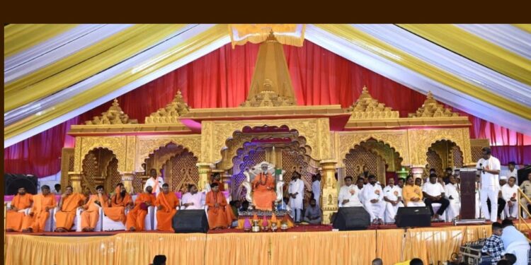 जेवळी येथे नव्याने बांधलेल्या श्री गुरू सिध्देश्वर विरक्त मठाचे वास्तु पूजन, लोकार्पण व श्री विरभद्रेश्वर मंदिर कळसारोहण कार्यक्रम उत्साहात संपन्न