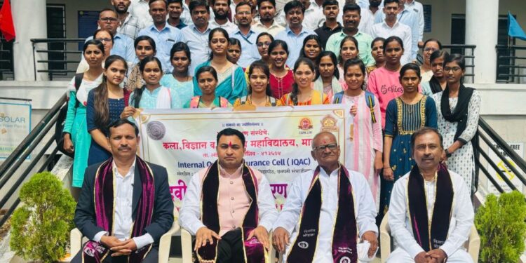 माकणी येथील महाविद्यालयात पदवी प्रमाणपत्रांचे वितरण