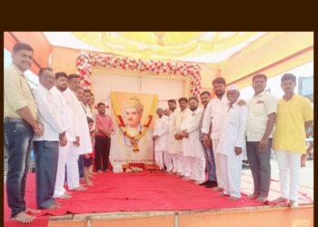 लोहारा शहरात महात्मा बसवेश्वर महाराज जयंतीनिमित्त प्रतिमा पूजन आणि नंदी ध्वजारोहण