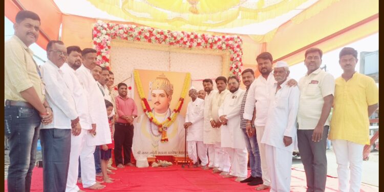 लोहारा शहरात महात्मा बसवेश्वर महाराज जयंतीनिमित्त प्रतिमा पूजन आणि नंदी ध्वजारोहण