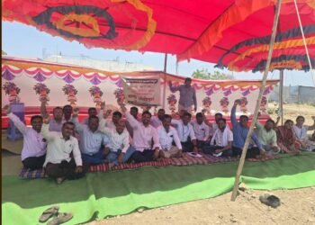 विविध प्रलंबित मागण्यांसाठी कृषी सहाय्यक आक्रमक; तालुका कृषी अधिकारी कार्यालयासमोर केले धरणे आंदोलन