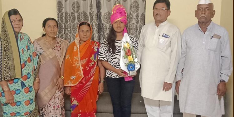 दहावीच्या परीक्षेत १०० टक्के गुण मिळवलेल्या समृद्धी अंकुश शिंदे हिचा रसाळ परिवारातर्फे सत्कार
