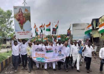 भारतीय सैन्याच्या सन्मानार्थ लोहारा शहरात तिरंगा यात्रा