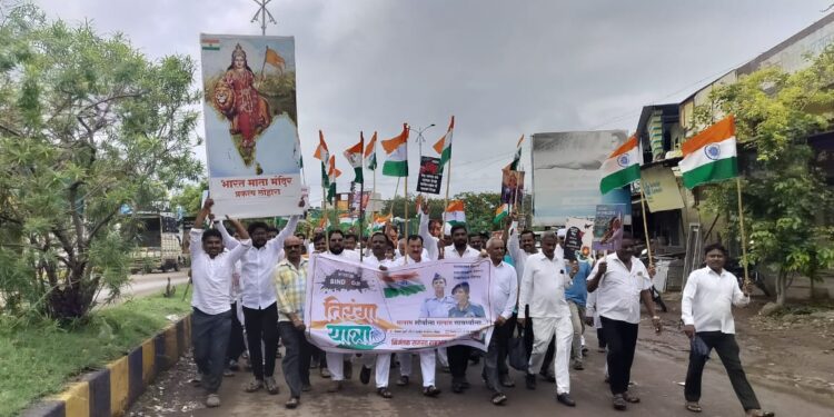 भारतीय सैन्याच्या सन्मानार्थ लोहारा शहरात तिरंगा यात्रा