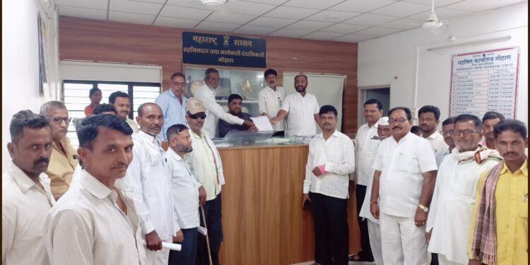 शेतकऱ्यांची संपूर्ण कर्जमाफी करावी या मागणीसाठी शेतकऱ्यांचे मुख्यमंत्र्यांना निवेदन