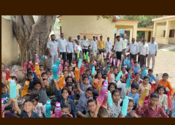 मुलाच्या वाढदिवसानिमित्त अनावश्यक खर्च टाळून विद्यार्थ्यांना वाटप केल्या पाण्याच्या बॉटल