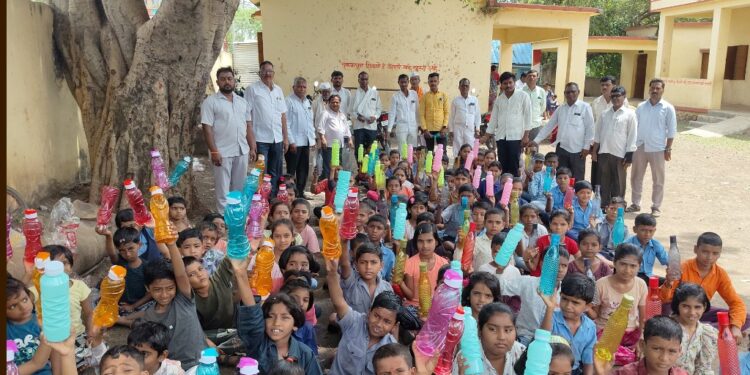 मुलाच्या वाढदिवसानिमित्त अनावश्यक खर्च टाळून विद्यार्थ्यांना वाटप केल्या पाण्याच्या बॉटल