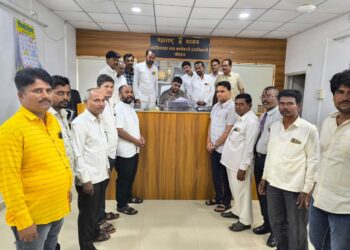 शिवसेना (उबाठा) पक्षाच्या वतीने सरकारला दिले निवेदन; जनतेला दिलेली आश्वासने फक्त कागदी ‘जुमलेबाजी’ ठरत असल्याचा आरोप