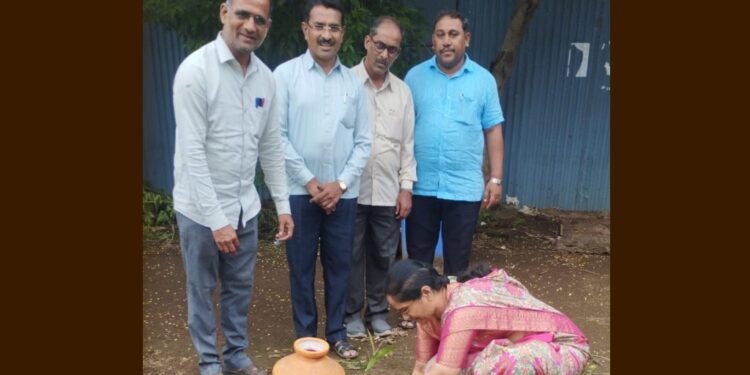 प्राचार्या पाटील मॅडम यांच्या वाढदिवसानिमित्त वृक्षारोपण
