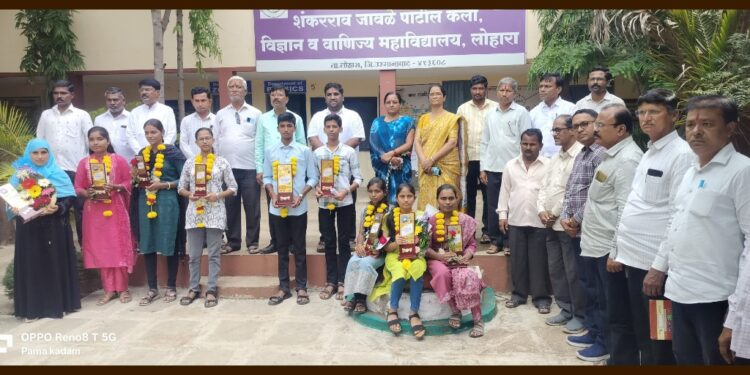 लोहारा येथील वसंतदादा पाटील हायस्कूल मध्ये गुणवंत विद्यार्थ्यांचा सत्कार