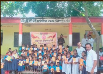 लोहारा खुर्द येथील शाळेत शालेय साहित्य वाटप